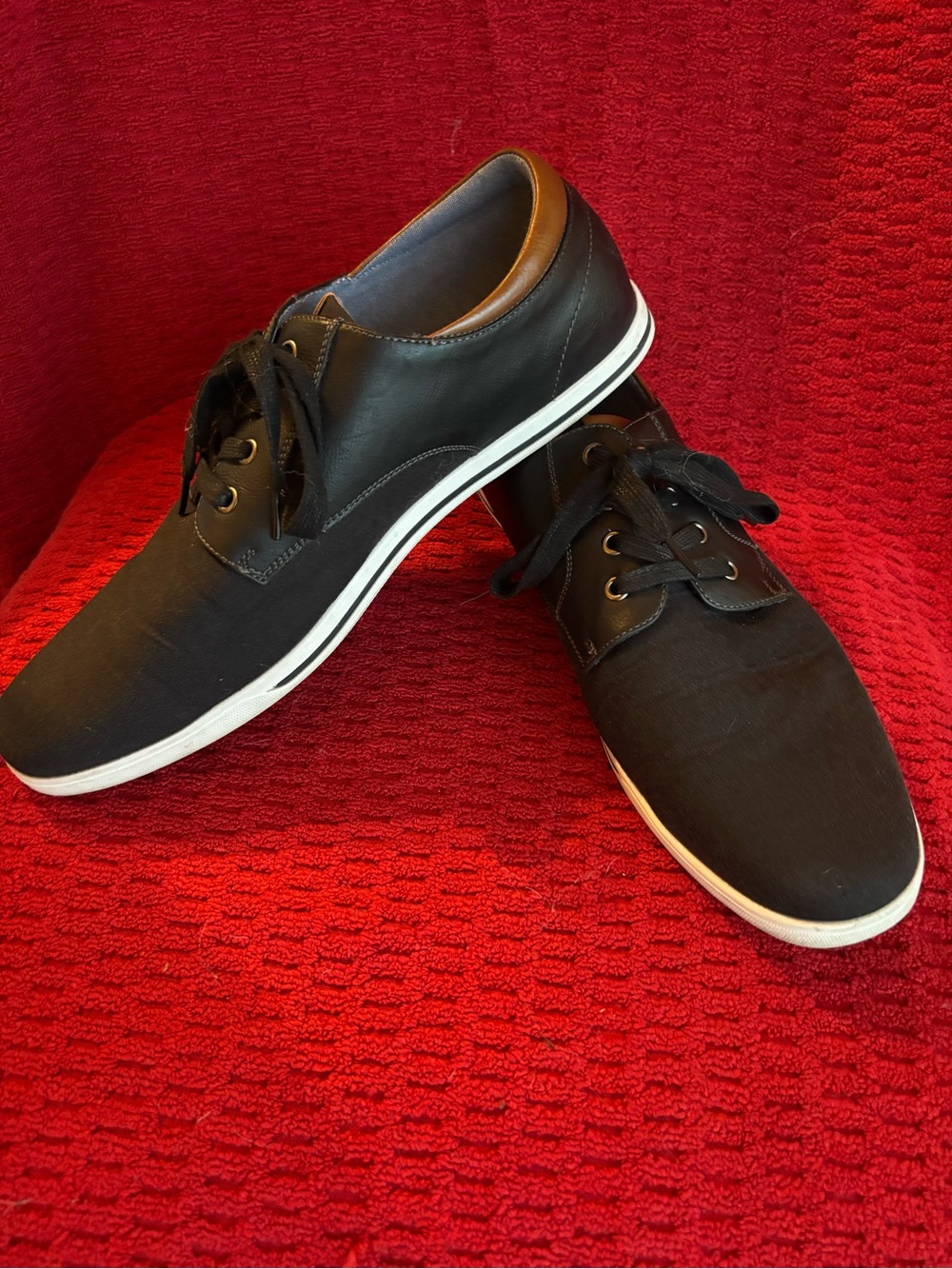 Casual Black Low-Top Sneakers with Brown Collar Accent